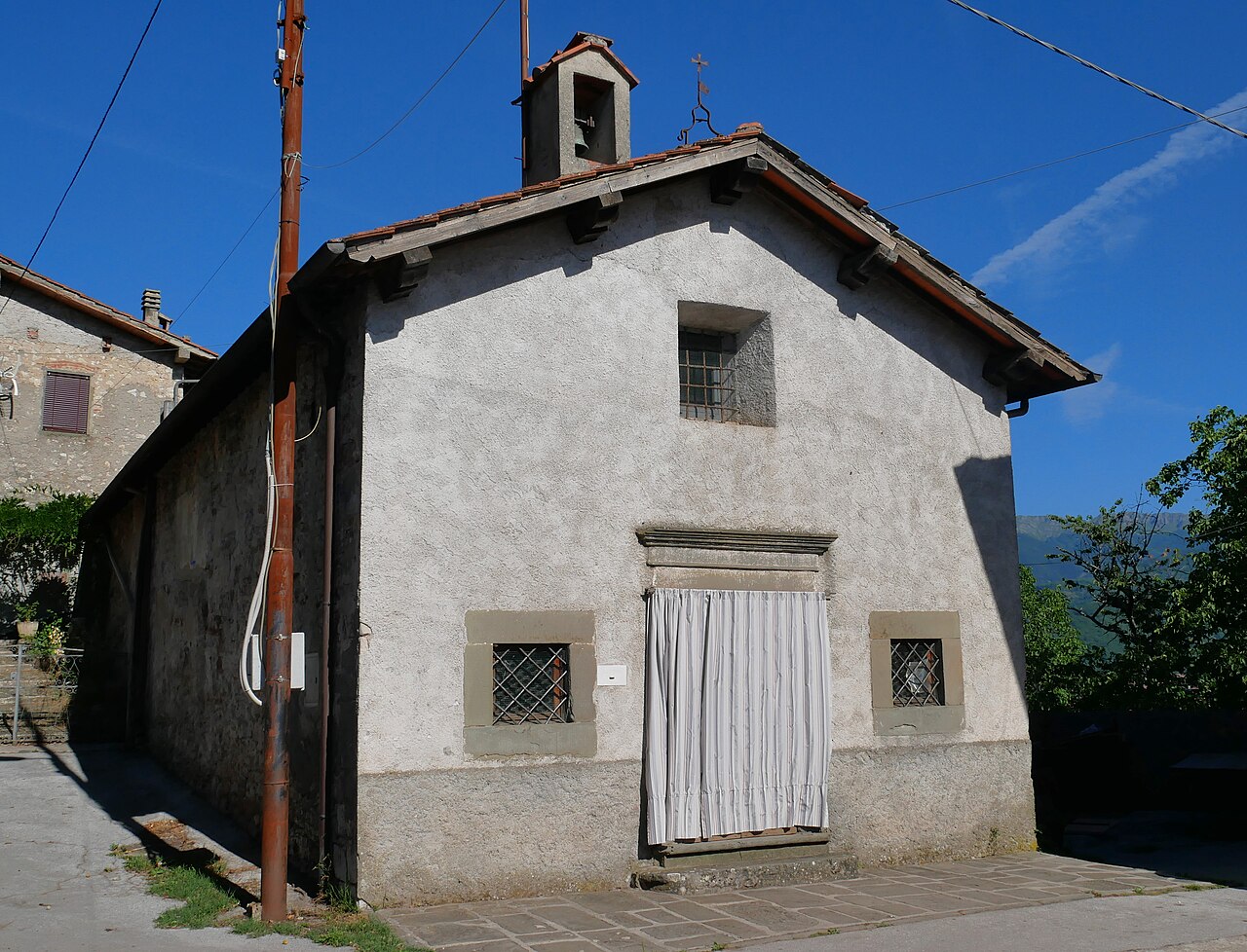 Bagni di Lucca, Lucchio, piazza, oratorio