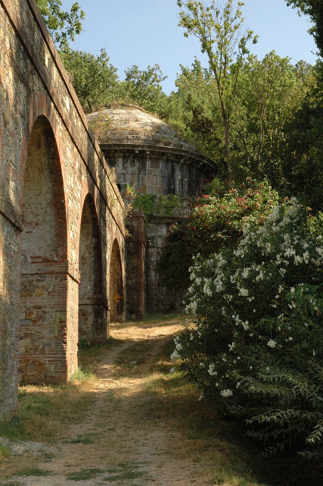 Acquedotto del Nottolini e Tempietto di Guamo, Capannori (Lucca)